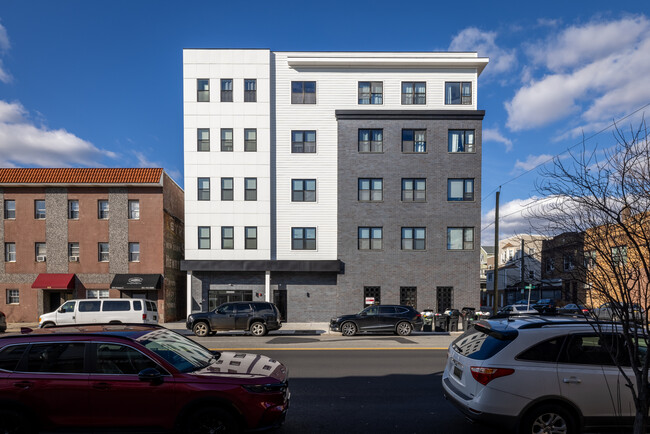 425 Avenue C in Bayonne, NJ - Building Photo - Building Photo