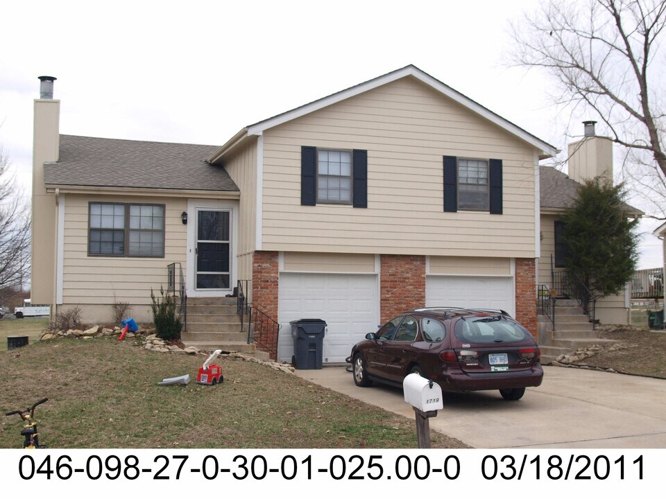 1721 W Spruce St in Olathe, KS - Building Photo