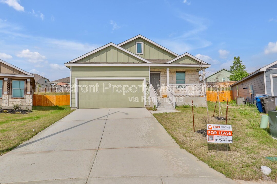 5950 Frisbee Path in Converse, TX - Foto de edificio