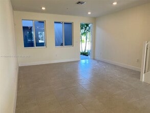 10250 NW 66th St in Doral, FL - Building Photo - Building Photo
