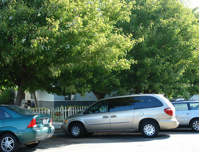 125 W F St in Benicia, CA - Foto de edificio - Building Photo