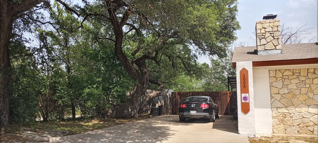 1005 Valley View St in Granbury, TX - Foto de edificio - Building Photo