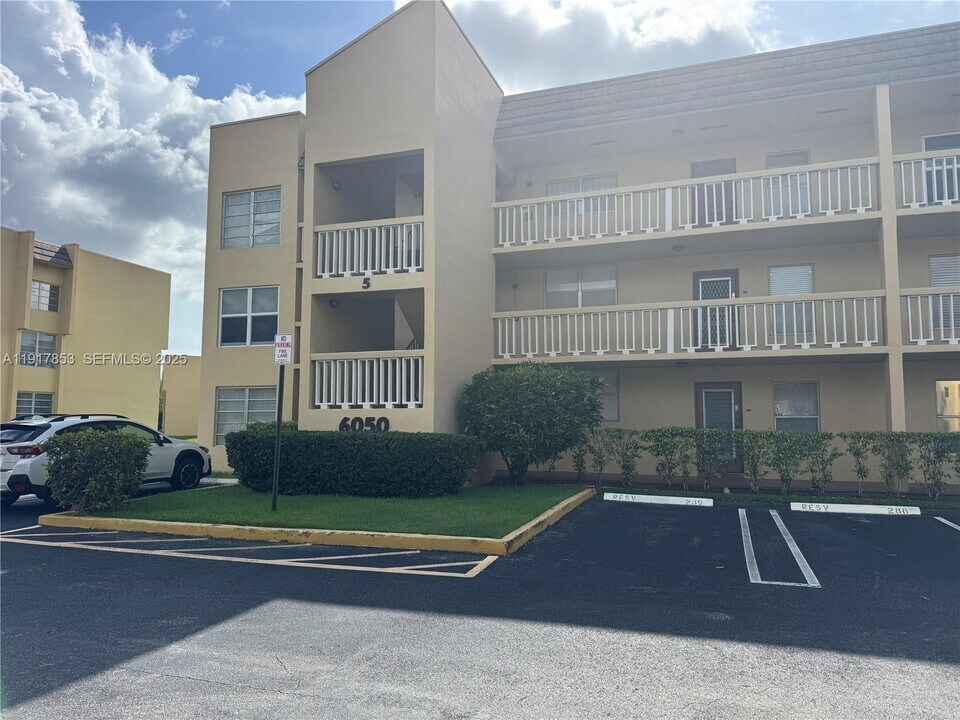 6050 NW 64th Ave in Tamarac, FL - Building Photo
