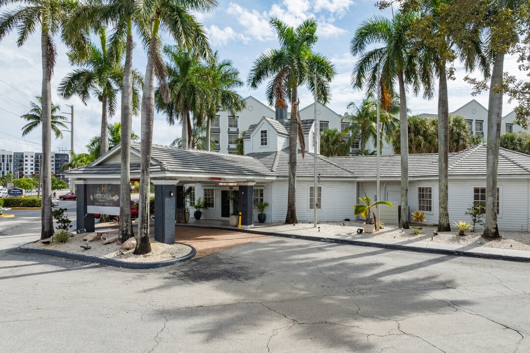 Hotolos Hollywood Apartments in Hollywood, FL - Building Photo