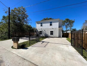 7922 Jester St-Unit -B in Houston, TX - Foto de edificio - Building Photo