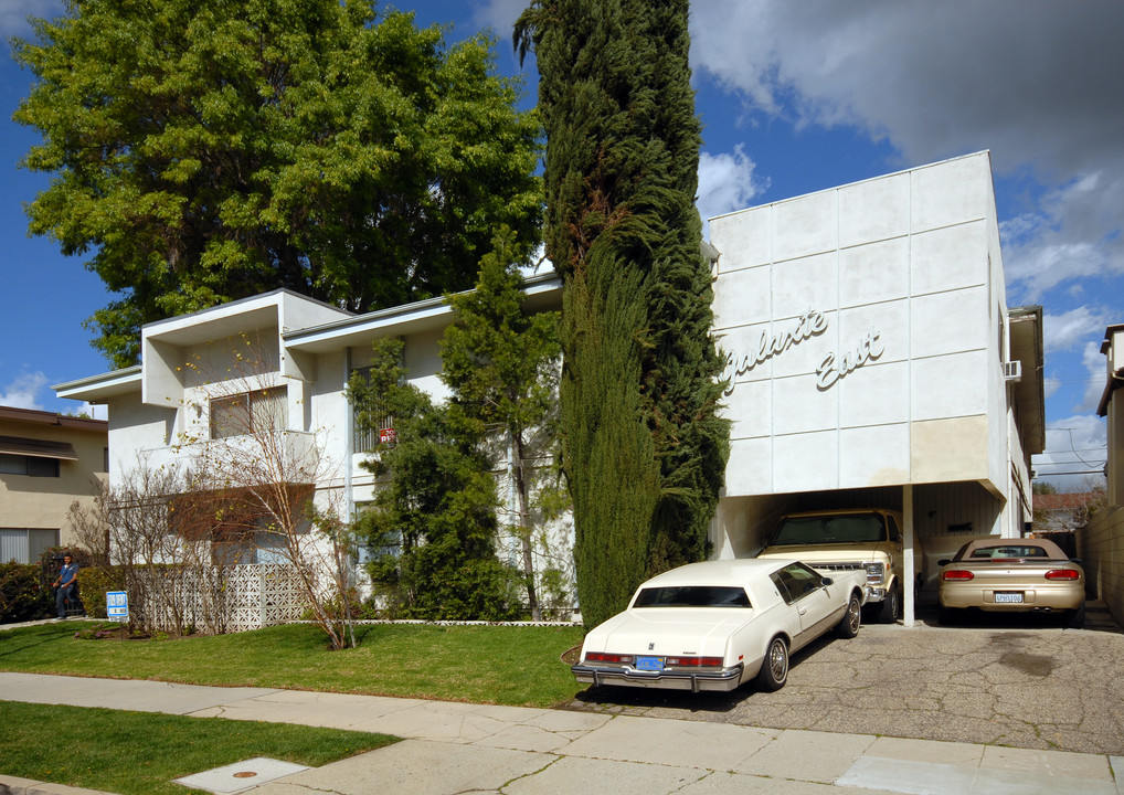 17117 Chatsworth St in Granada Hills, CA - Building Photo