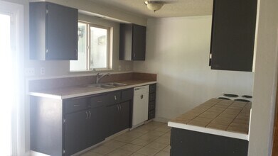 2483 Roberts Rd. in Medford, OR - Foto de edificio - Building Photo