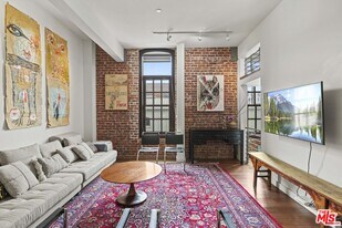 940 E 2nd St in Los Angeles, CA - Building Photo