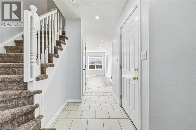 41 Pinewoods Dr in Hamilton, ON - Building Photo - Building Photo