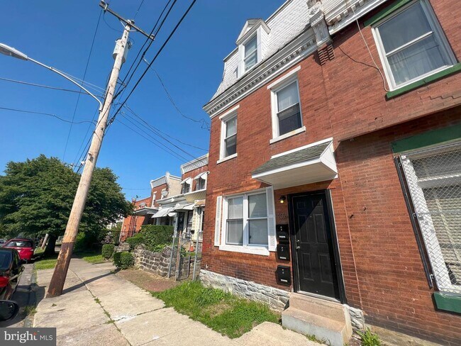 402 E Walnut Ln photo'