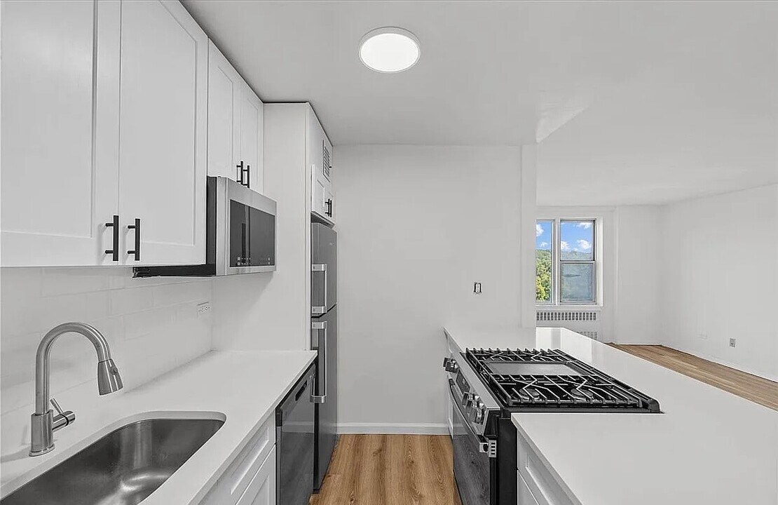 5425 Valles Ave in Bronx, NY - Building Photo