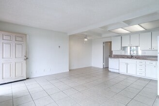 717 Ocean View Dr in Port Hueneme, CA - Building Photo - Building Photo