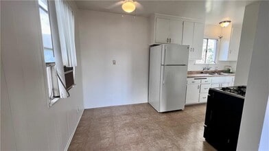 11103 Cumpston St, Unit B in North Hollywood, CA - Foto de edificio - Building Photo