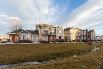 Grass Creek Village in Anchorage, AK - Foto de edificio - Building Photo