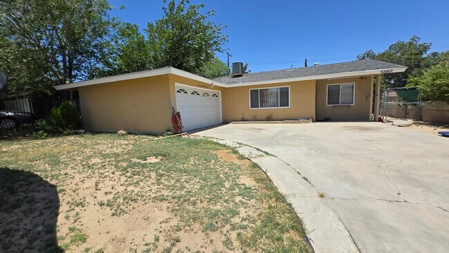 329 E Ave R7 in Palmdale, CA - Building Photo - Building Photo
