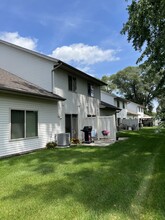 2807 Lakeshore Dr, Unit 2805 LakeshoreDr.#11 in La crosse, WI - Foto de edificio - Building Photo