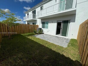 724 SE 13th St Cir in Homestead, FL - Foto de edificio - Building Photo
