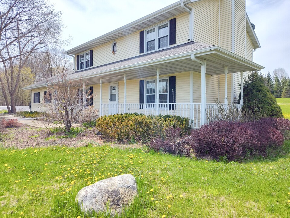 2322 Cedar Sauk Rd in Saukville, WI - Building Photo