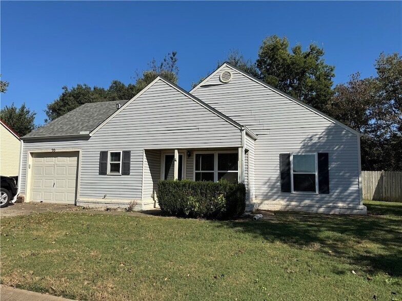 70 N Hunter St in Farmington, AR - Building Photo