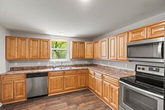 3302 Possum Trot Rd in Greenbrier, TN - Foto de edificio - Building Photo
