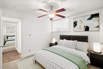 Fiesta Square Apartments & Townhomes in Overland Park, KS - Foto de edificio - Building Photo