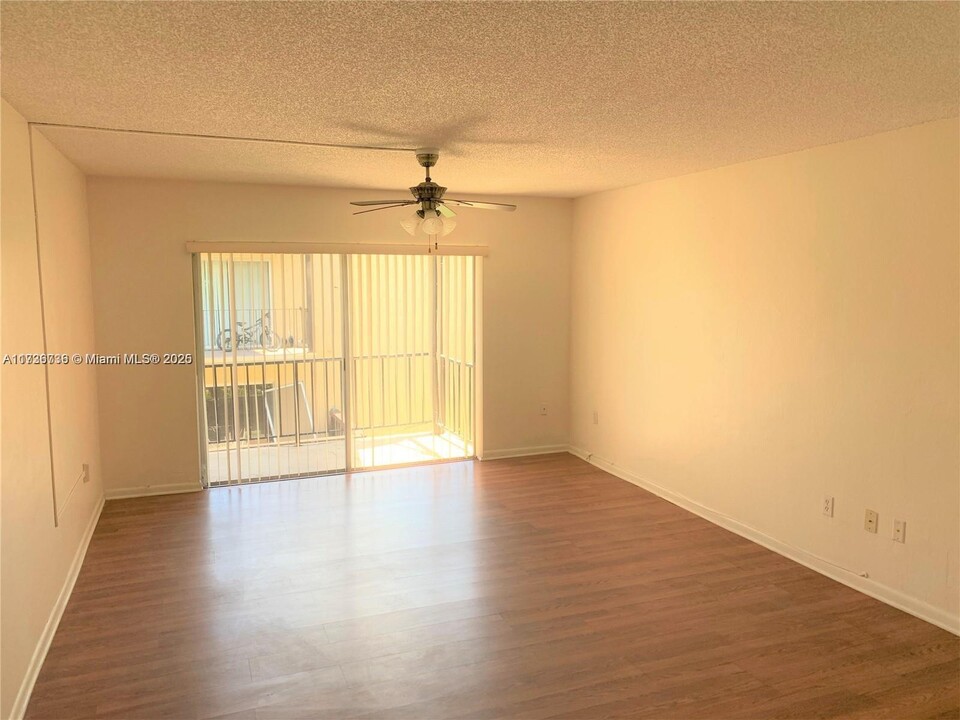 10804 N Kendall Dr in Miami, FL - Building Photo