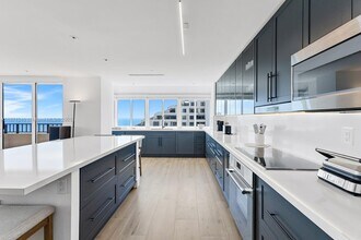 251 Crandon Blvd in Key Biscayne, FL - Foto de edificio - Building Photo