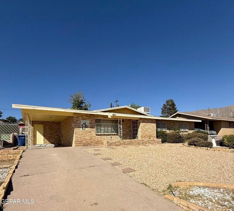 6249 Dew Dr in El Paso, TX - Building Photo
