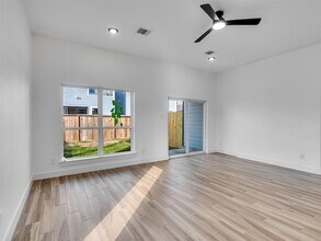 4421 Reed Rd in Houston, TX - Foto de edificio - Building Photo