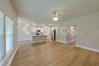 13709 Pinyon Dr in Denham Springs, LA - Building Photo - Building Photo