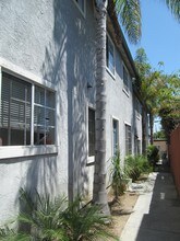 2045 Thomas Ave in San Diego, CA - Foto de edificio - Building Photo
