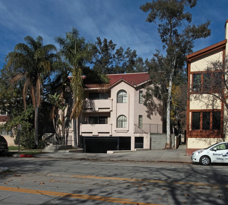 411 W Riverside Dr in Burbank, CA - Building Photo