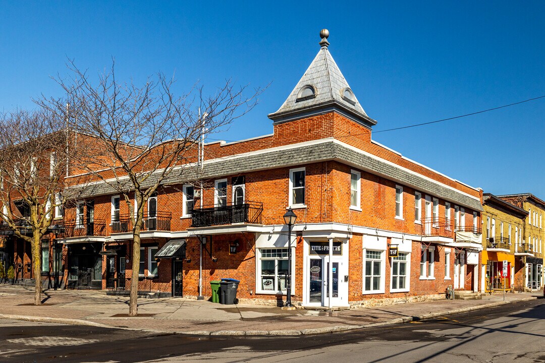 1-9 Du Marché Pl in St-Jean-sur-Richelieu, QC - Building Photo