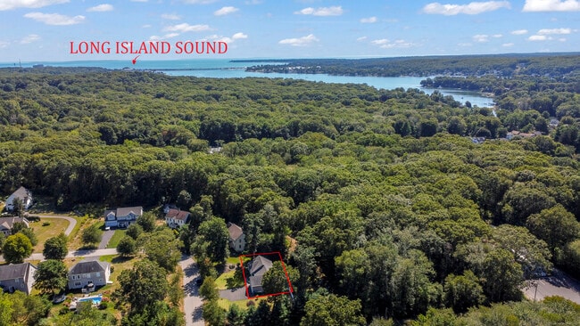 1 Arrowhead Trail in Waterford, CT - Building Photo - Building Photo