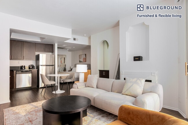 345 Cloverdale Ave in Los Angeles, CA - Building Photo - Building Photo