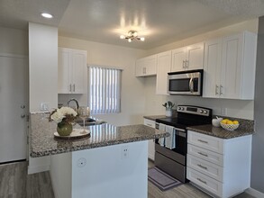 1544 E Quincy Ave in Orange, CA - Foto de edificio - Building Photo