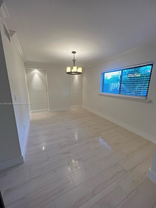 1122 SW 87th Ave in Miami, FL - Building Photo