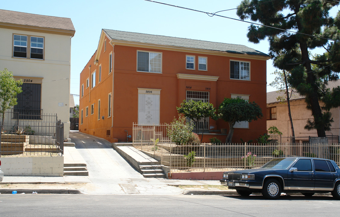 2806 Francis Ave in Los Angeles, CA - Building Photo