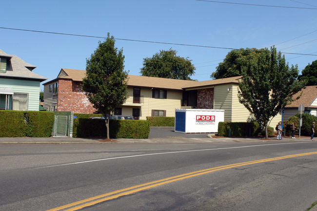 Dominique Apartments in Portland, OR - Building Photo - Building Photo