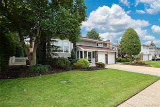 14 Glenn Dr in Woodbury, NY - Building Photo - Building Photo