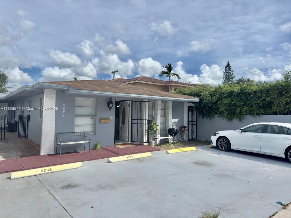 3231 SW 25th St in Miami, FL - Building Photo