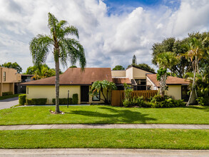 Foxwood Estates in West Palm Beach, FL - Building Photo - Building Photo