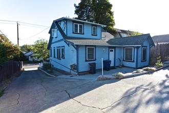 204 Bodega Ave in Petaluma, CA - Building Photo - Building Photo