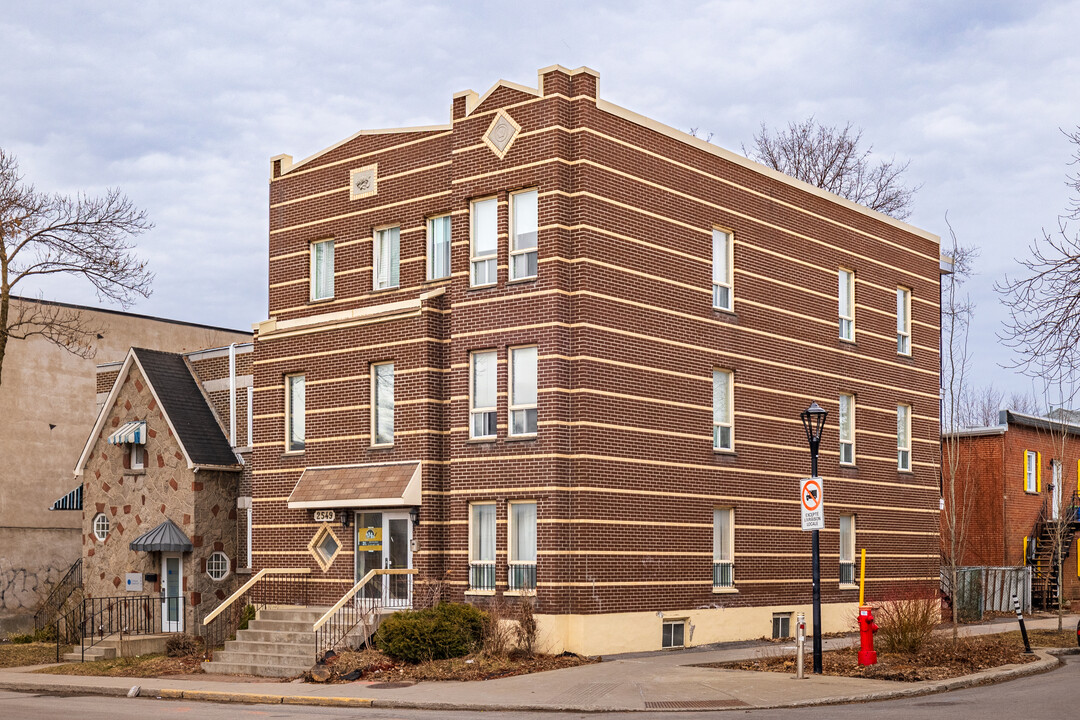 2549 Rosemont Boul in Montréal, QC - Building Photo