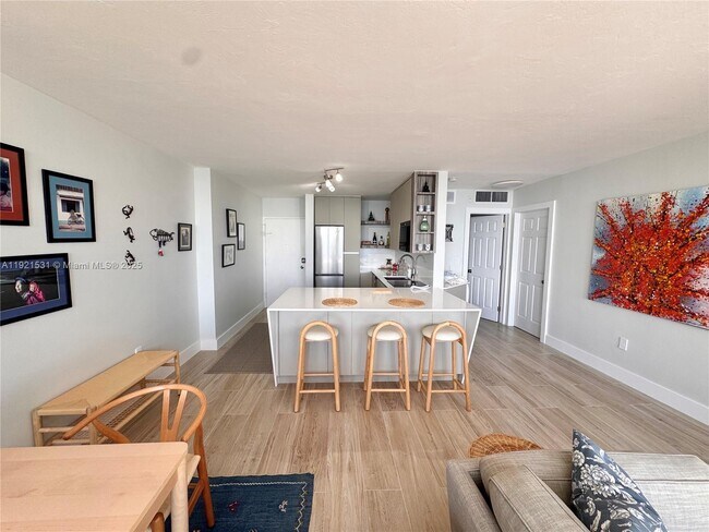 2899 Collins Ave in Miami, FL - Building Photo - Building Photo