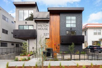 527 S Wilton Pl in Los Angeles, CA - Building Photo - Interior Photo