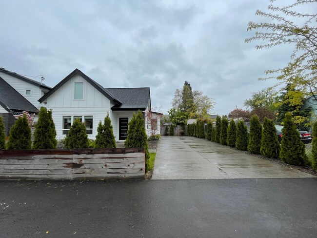 7686 SE Overland St in Milwaukie, OR - Building Photo - Building Photo