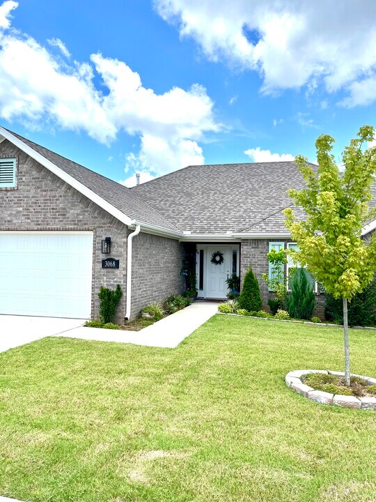 3068 E Coolridge St in Fayetteville, AR - Foto de edificio