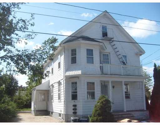 36 Vervena St in Cranston, RI - Foto de edificio