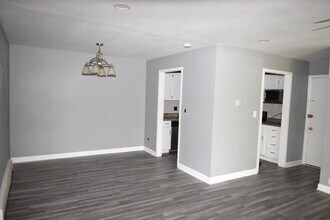 9S070 Lake Dr, Unit 201 in Willowbrook, IL - Building Photo - Building Photo